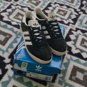 adidas gazelle size 3